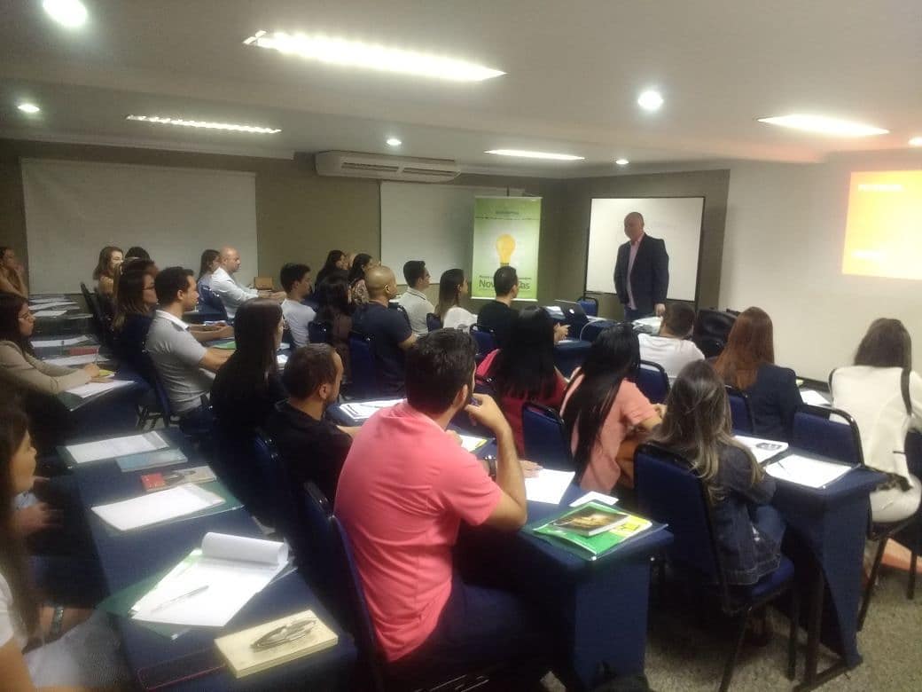 Edvaldo Medeiros conduzindo treinamento presencial em Anápolis GO